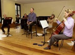 Baionako orkestrako musikariekin entseatzen. Argazkia: Berria 