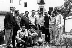Ez Dok Amairu taldeko zenbait kide, Atahualpa Yupanqui kantariarekin (ezkerretik hirugarrena). Besteak beste, JosAnton Artze (ezkerretik bigarrena), Benito Lertxundi (laugarrena), Mikel Laboa (seigarrena), Jose Angel Irigarai (zazpigarrena), Xabier Lete (makurtuta, ezkerretik lehenengoa) eta Lourdes Iriondo ageri dira. 