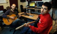Mikel Aizpurua eta Ritxar Gomez, estudioan. Argazkia: Jon Urbe / Argazki Press