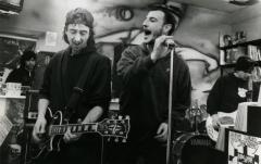 "Frango funts" (1992) diskoaren aurkezpenean, Irungo Bertso Hop disko dendan. Argazkia: Ikor Kotx 