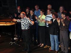 Bere agurraren kontzertuan, Baigorrin, hainbat kantari eta musikariz inguraturik. Argazkia: Nora Arbelbide