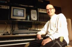 Mikel Errazkin bere grabazio estudioan (2002). Argazkia: Gari Garaialde / Argazki Press