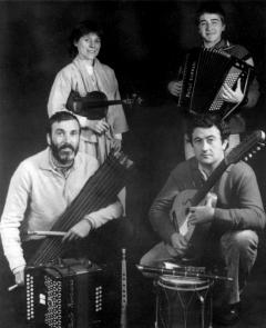 "Txanbela" (1984) lehen diskoa grabatu zituzten musikariak. Zutik, Pilar Otxoa de Eribe eta Iñaki Peña; makurtuta, Joan Marin Beltran eta Juantxo Villalba.