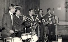 Arrasate orkestrinarekin emanaldi batean. Ezkerretik hasita, Felipe Vitoria, Rafael Ortubai, Pako Perez, Jose Antonio Villar eta Eusebio Gomez.