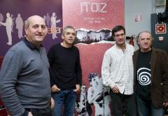 Jose Garate, Juan Carlos Perez, Antton Fernandez eta Jimmy Arrabit, Itoizen antologiaren aurkezpenean (2008). Argazkia: Luis Jauregialtzo / Argazki Press 