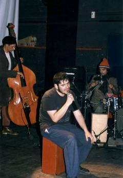 Unai Iturriaga kantuan, Bilboko Kafe Antzokian (1999). Argazkia: Berria