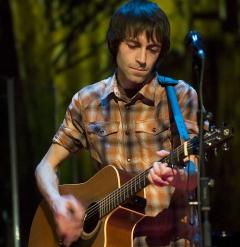 Imanol Ubeda kantari eta gitarrista, zuzeneko diskoaren grabazioan. Argazkia: Jon Urbe / Argazki Press