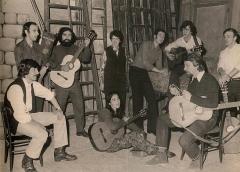 Zazpiribai taldea osatu zuten kantariak. Eskuinetik laugarrena eta hirugarrena dira Peio Ospital eta Pantxoa Carrere, hurrenez hurren. (1972) 