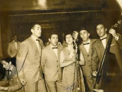 Donostiako Tenisen urtero egiten zen Eusko Galan abesten, 1962. urtean. Argazkia: Periaez Sevilla
