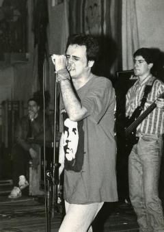 Roberto Moso, Eguzki Irratiaren jaian (Iru�ea, 1994). Alboan, Alfonso Herrero baxu jotzailea. Argazkia: Javier Gomez