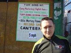 Fermin Muguruza, Jamaikako Tuff Gong estudioaren atarian. Argazkia: Pierre Paparemborde