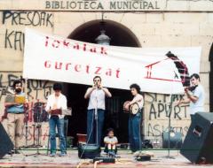 Azala, 1981. urtean, Donostiako Konstituzio plazan.