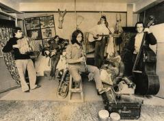 Oskorri, 1977an: Natxo de Felipe, Bixente Martinez, Karlos Gimenez, Anton Latxa eta Santi Gimenez. Argazkia: Garcia Frances